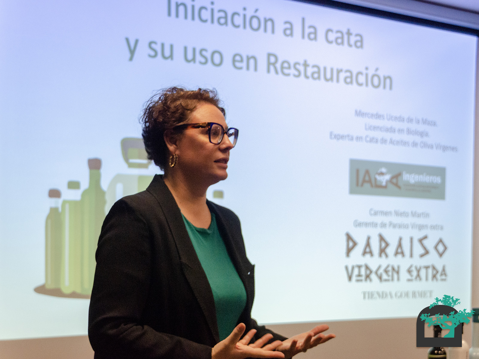 Mercedes Uceda impartiendo el Curso de iniciación a la cata de aceite de oliva y su uso en la hostelería.
