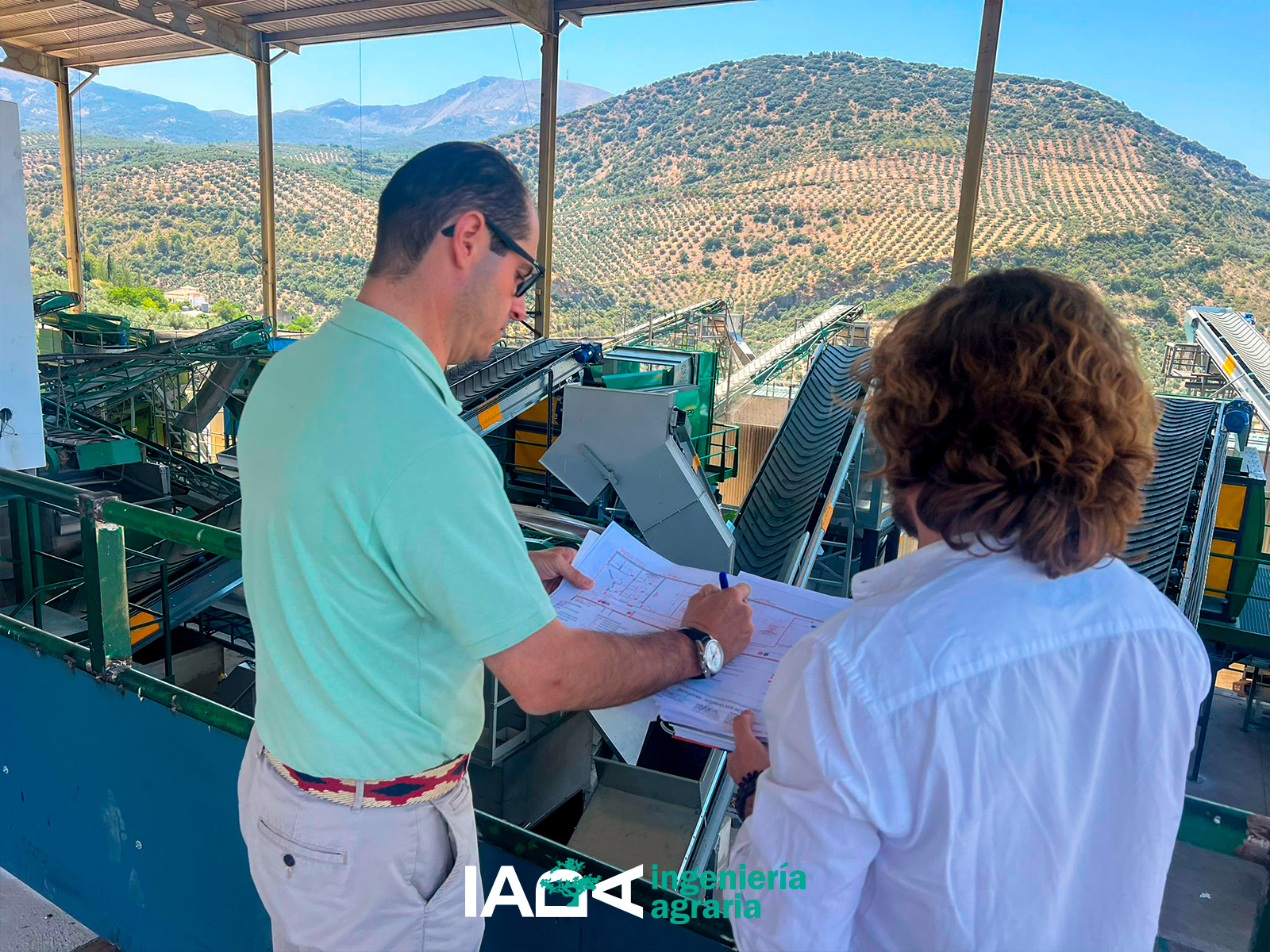 Un olivar prospera adaptándose al medio. Rafael López Uceda e Isidoro Tur realizan controles en una almazara.